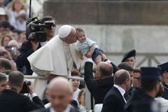 Defend right to life, conscientious objection, pope tells doctors