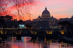 Founder, editorial staff of Vatican women’s magazine resign