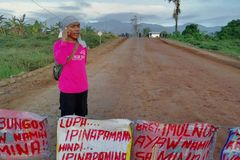 Obispo ng Puerto Princesa, nakikiisa sa protesta laban sa mining sa Brooke’s Point