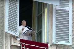 After deadly shipwreck, Pope Francis appeals for safety of migrants