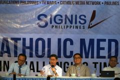 Let’s work together, Cardinal Tagle urges  Catholic media