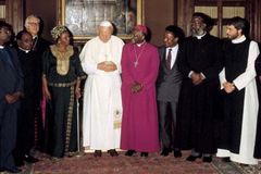 Pope Francis sends condolences for death of Desmond Tutu