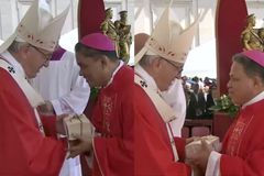 Archbishops Garcera, Jumoad receive pallium from Pope Francis
