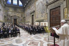 Amid threat of war, world must not give up hope, pope tells diplomats