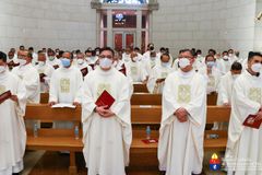 Avoid comparing priests to each other,  Manila archbishop tells parishioners