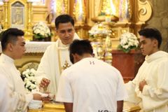 Parish welcomes converts on Easter vigil