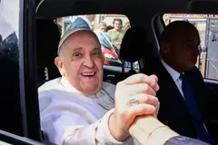 Pope Francis returns to the Vatican after 3 days in the hospital