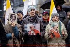 Polish right-wing pins election hopes on John Paul II