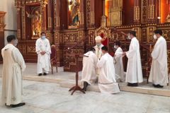 ‘Gifted to give’: Cardinal Advincula sends 2 missionary priests abroad
