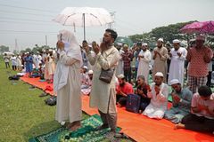 Bangladeshis pray for rain as temperatures soar