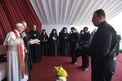 Pope tells Egypt religious to never fear or flee from the cross