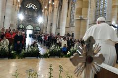 Speak the language of charity, Pope Francis encourages in Hungary