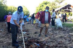 Coastal cleanup brings  interfaith groups together