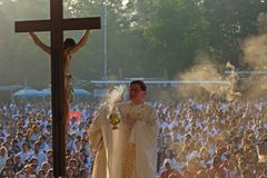 Society needs good hands, says Cardinal Tagle