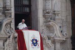Don’t ‘photoshop’ your heart – be who you are, Pope tells young Peruvians