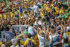 After closing Mass, pope ends WYD trip by meeting volunteers to say thanks