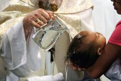 Cardinal Tagle leads baptism of 400 kids from poor families