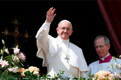 Risen Christ calls all to follow him on path to life, pope says