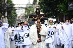 Manila clergy take the streets to pray for country’s healing