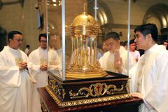 Philippines bids farewell to St. Camillus heart relic