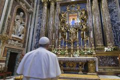 Catholics invited to join Pope Francis in praying rosary for peace