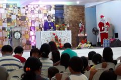 School workers give ‘Christmas love’ to Urduja-affected families