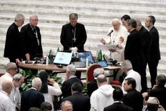 Faithful people ‘infallible’ in their belief, Pope Francis tells synod