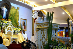 Priest: ‘Paschal candle, symbol of God’s mercy’