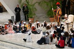 Pope Francis encourages world to learn from children’s yoy and unity