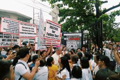 Thousands rally behind clergymen accused of sedition