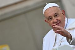 Pope Francis urges communicators to promote dialogue, human dignity