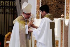 Filipinos throng St. John Paul II relic