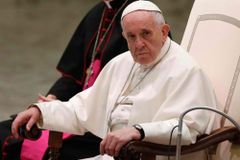 Don’t rush through silence at Mass, pope says at general audience