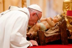 Christmas proclaims hope, charity where fear reigns, pope says