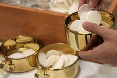 Vatican doctrine office encourages single mothers to receive Communion after confession