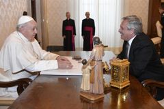 Pope meets president of Argentina; no news of papal trip home
