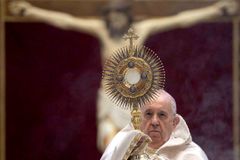 Pope Francis: The Eucharist gives us Christ’s healing love