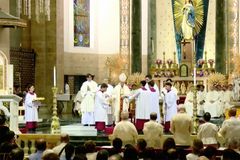 Pope Francis honors 9 Filipinos for service to Church