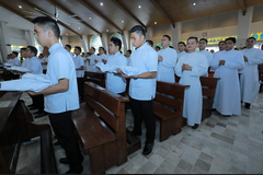 Seminarians told: Priesthood begins with ‘small steps’