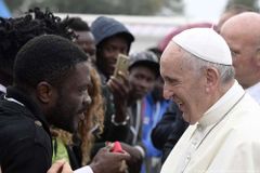 Don’t let fear keep you from welcoming the stranger, Pope says