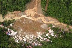 Rescuers use bare hands to search for Philippine landslide survivors