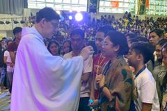 Bishop to youth: Give more time to Jesus than on your cellphones