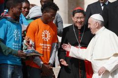 Build peace by welcoming migrants, refugees, pope says in message