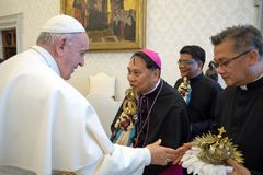 Pope given “La Virgen Milagrosa de Badoc” statue in Vatican