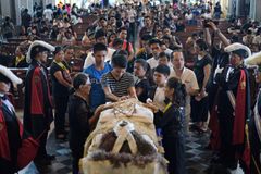 ‘Deep cross and resurrection’: Paschal mystery and the cosmos