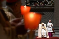 Pope Francis at Easter Vigil: Christ ‘is the one who brings us from darkness into light’