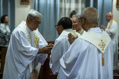 Rite of peace is not just a greeting or friendly gesture, nun explains