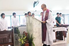 ‘Running priest’: Silence, simplicity needed today