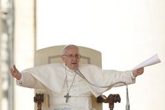 In letter to Cardinal Sarah, pope clarifies new translation norms