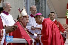 Caceres archbishop receives pallium from Pope Francis